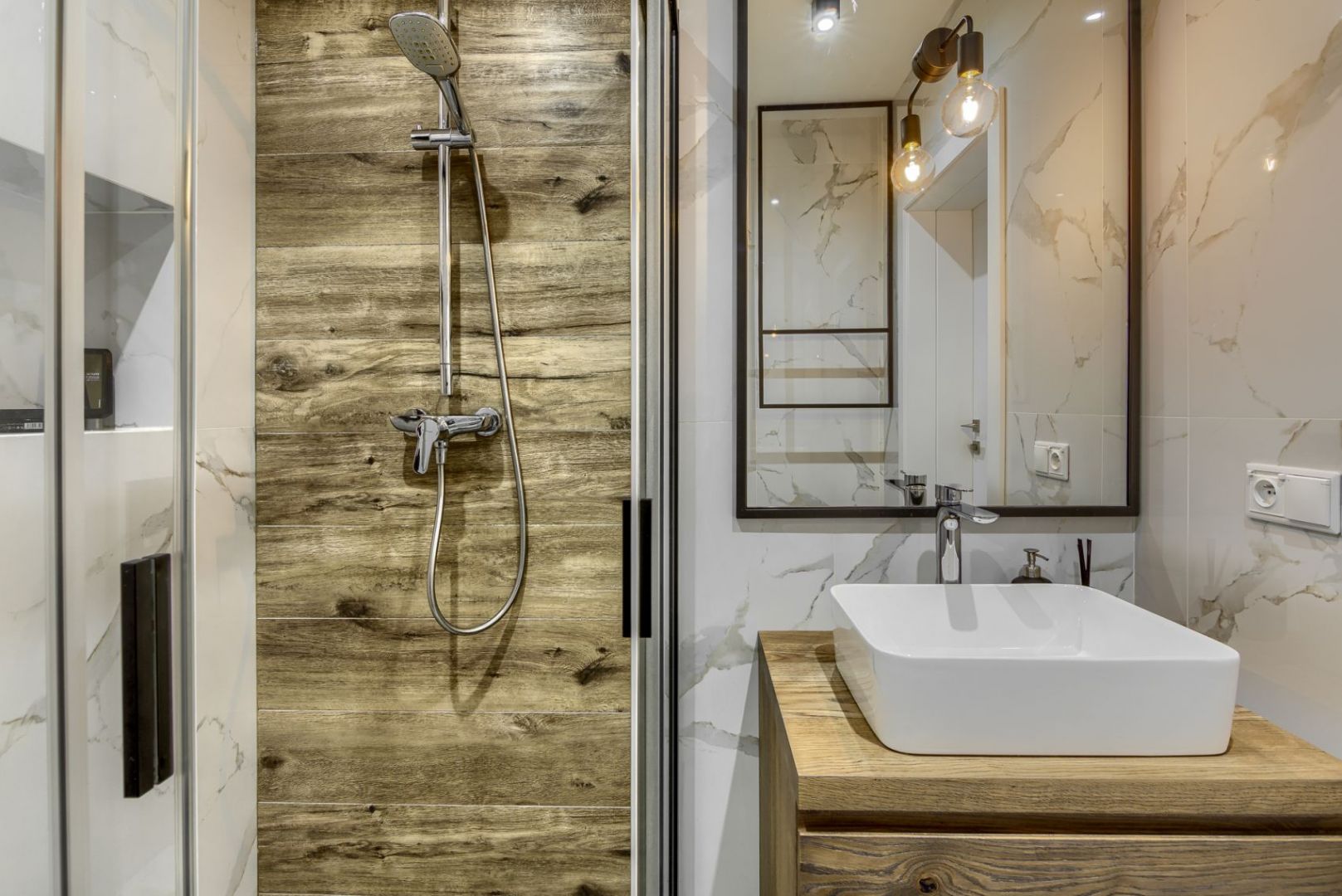 W łazience z prysznicem króluje biały marmur i drewno. Projekt: Magda Subda, studio Marta Subda Design. Fot. Krzysztof Sądej