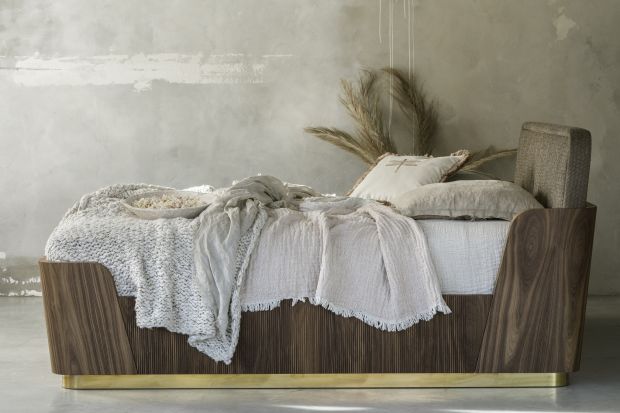 Piękne łóżko w stylu art déco. Zaprojektował je znany polski architekt!