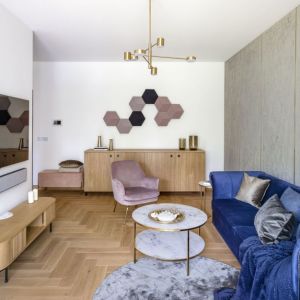Fotel w kolorze pudrowego doskonale pasuje do niebieskiej kanapy w salonie urządzonym w stylu art déco. Projekt: Agnieszka Musiał-Chmielnik, Musiał Studio. Fot. Łukasz Zandecki. Stylizacja: Zuzanna Morawska