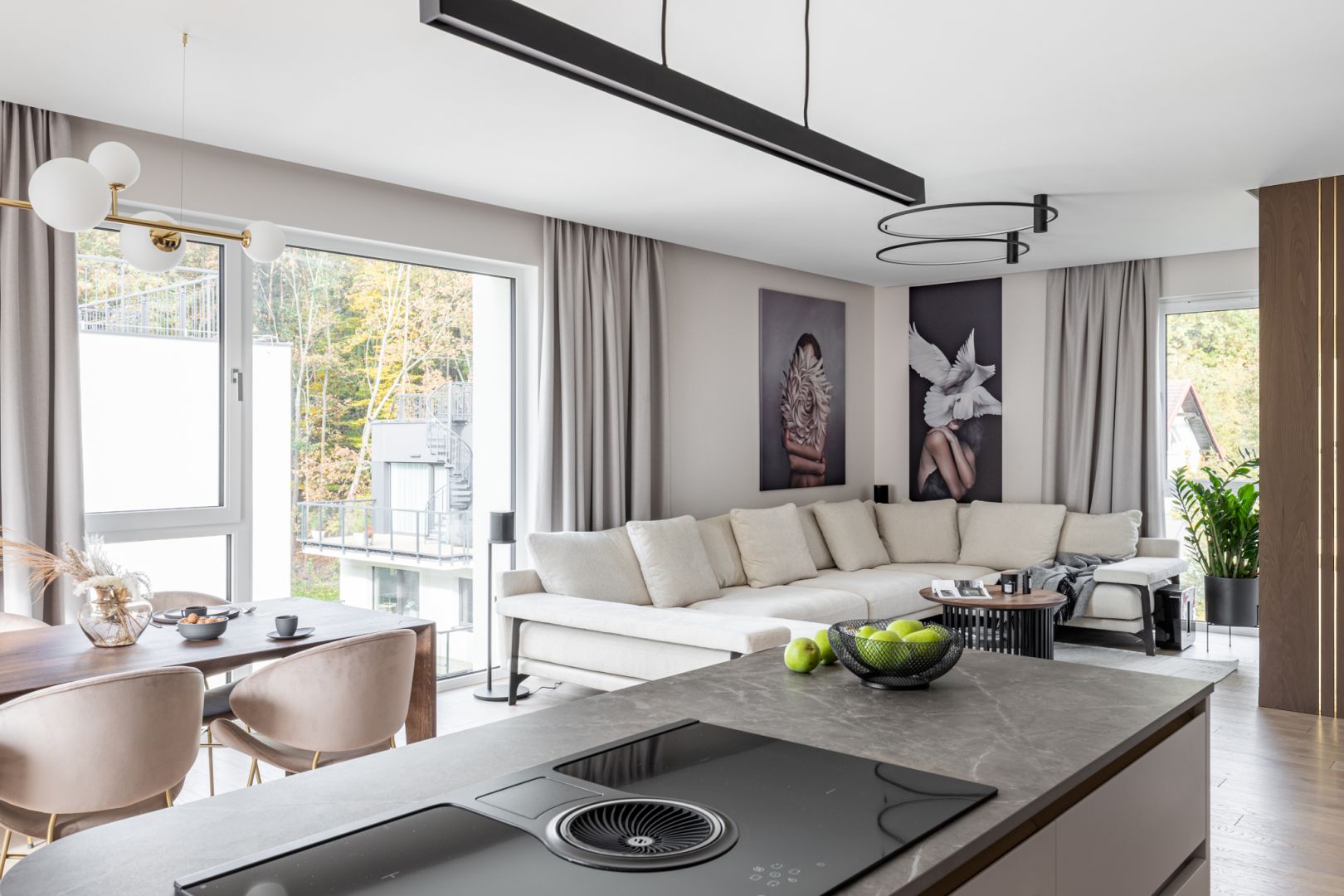 W salonie króluje duża, modułowa sofa w jasnej tkaninie. Projekt: autorska pracownia Vzorovo. Zdjęcia: INKADR Fotografia wnętrz Natalia Kaczmarek