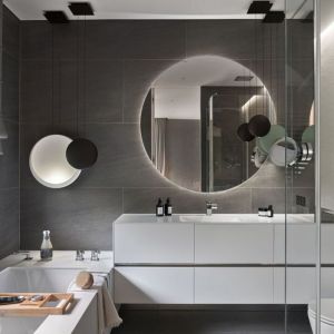 Okrągłe lustro w nowoczesnej łazience. Projekt: Katarzyna Kraszewska Architektura Wnętrz. Fot. Tom Kurek