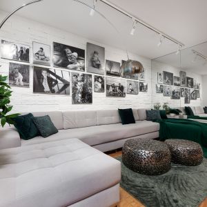 Dywan w kolorze zielonym pasuje do innych dekoracji w eleganckim salonie. Projekt Dariusz Grabowski, Dagar Studio. Fot. Marek Królikowski