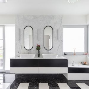 Jasna, przestronna łazienka z wanną. Projekt: Katarzyna Rohde, Home&Style. Fot. PionPoziom