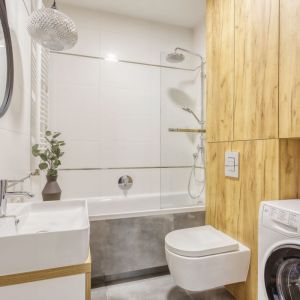 Wanna z parawanem w małej łazience. Projekt: Deer Design Pracownia Architektury