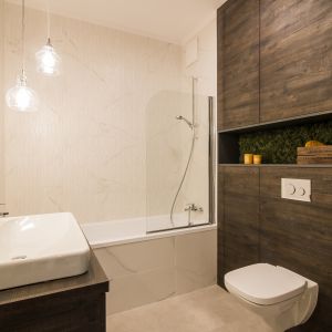 Minimalistyczny parawan nawannowy w męskiej łazience.  Projekt i zdjęcia: KODO Projektowanie i Realizacja Wnętrz