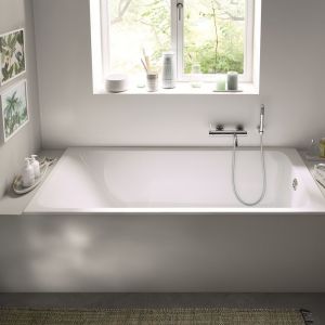 Jeśli masz wystarczająco dużo miejsca, możesz w łazience w mieszkaniu do wynajęcia zdecydować się na wannę do zabudowy wykonaną z wysokiej jakości akrylu. Fot. mat. prasowe Geberit