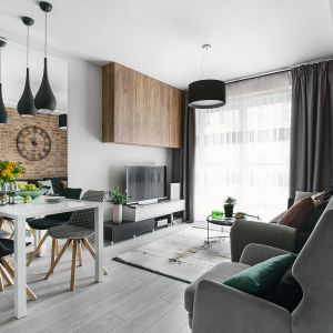 W części dziennej salon, jadalnia i aneks kuchenny to otwarta przestrzeń. Projekt: Klaudia Tworo, pracownia Klaudia Tworo Projektowanie Wnętrz. Zdjęcia: Kamila Markiewicz-Lubańska. Stylizacja: Maria Szymańska