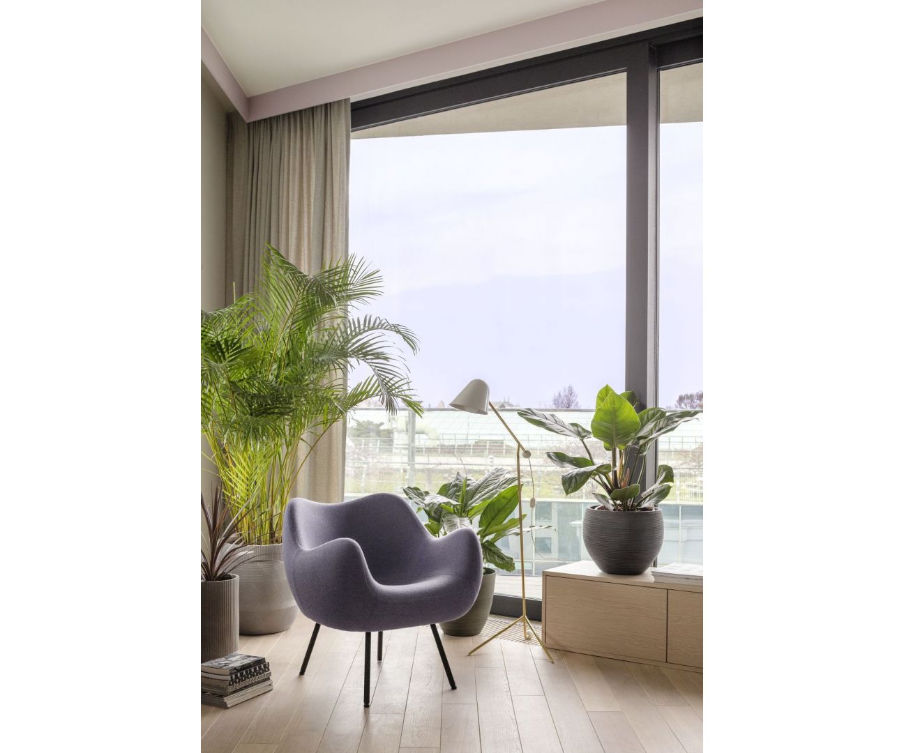 Elegancki apartament. Polskie wnętrze z międzynarodową nagrodą. Projekt: Modeko.Studio. Fot. Marcin Grabowiecki. Stylizacja: Anna Tyślerowicz