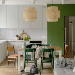 W kuchni doskonale połączono biel i kolor zielony. Projekt: Framuga Studio. Fot. Aleksandra Dermont