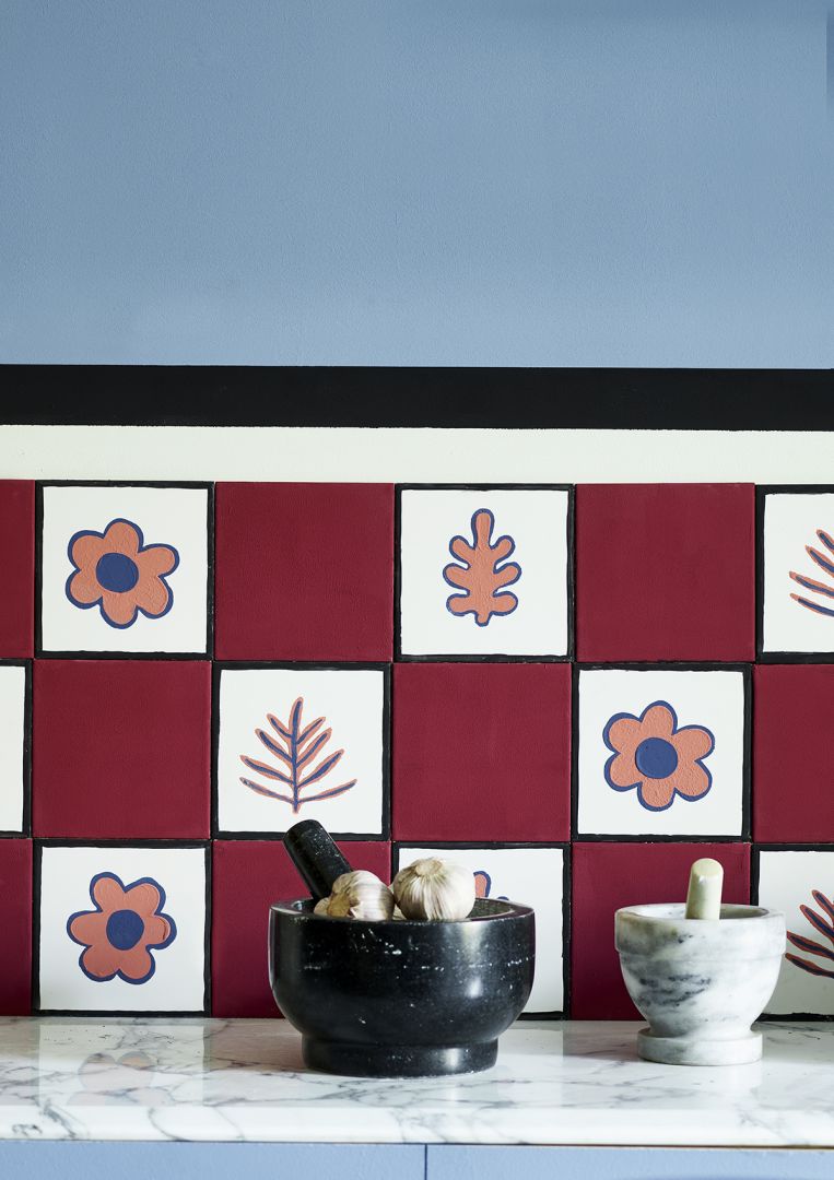 Annie Sloan Chalk Paint, płytki w kolorach Greek Blue, Burgundy, Athenian Black, Scandinavian Pink i Napoleonic Blue, ściana Greek Blue. Fot. mat. prasowe Annie Sloan