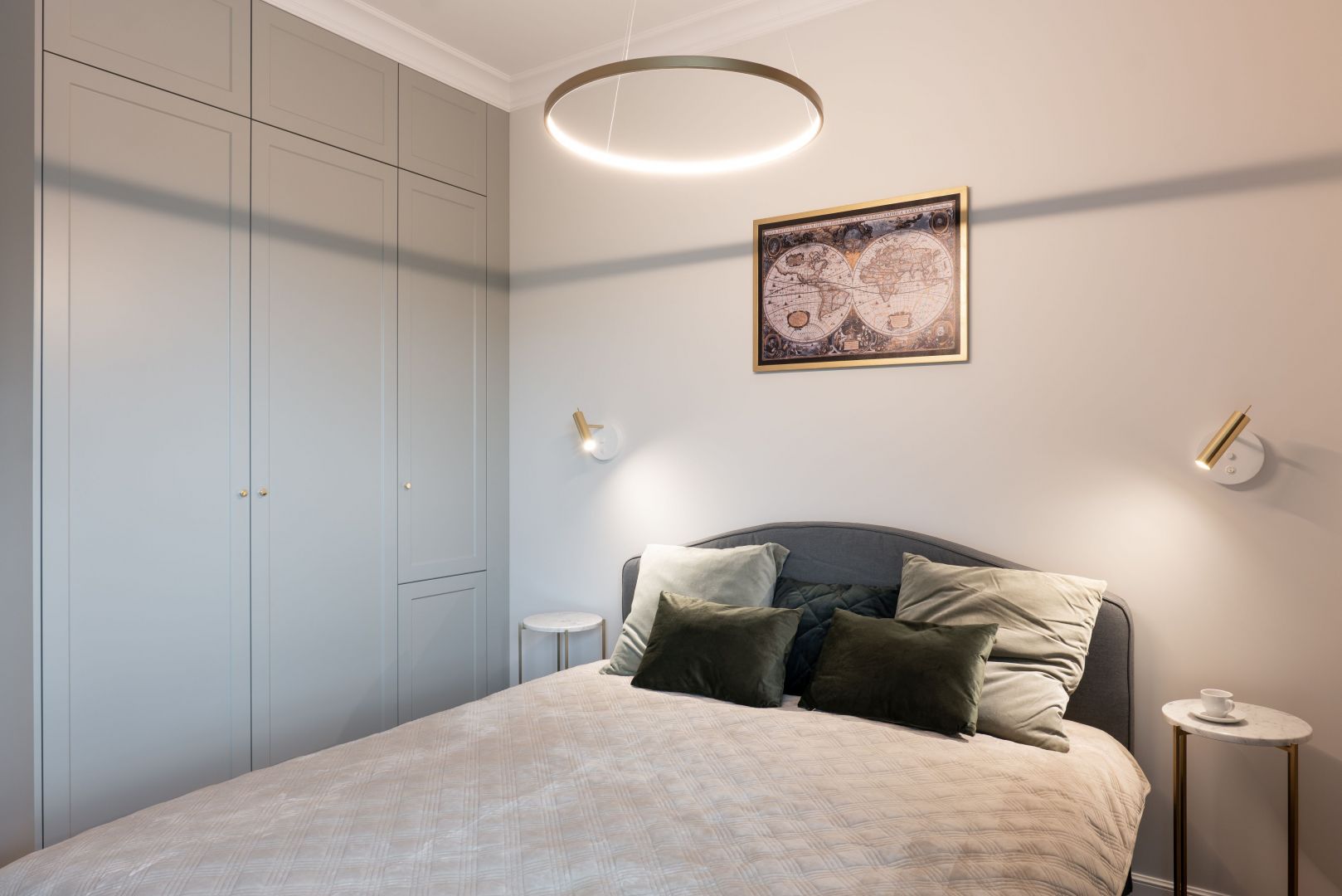 Klasyczne fronty z płycinami w kolorze szarym pięknie prezentują się w stylowej sypialni. Projekt i zdjęcia: KODO Projekty i Realizacje Wnętrz