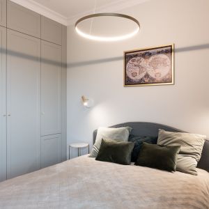Klasyczne fronty z płycinami w kolorze szarym pięknie prezentują się w stylowej sypialni. Projekt i zdjęcia: KODO Projekty i Realizacje Wnętrz