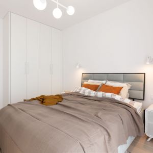 Szafa w sypialni ma taki sam kolor, jak ściany. Projekt i zdjęcia: KODO Projekty i Realizacje Wnętrz