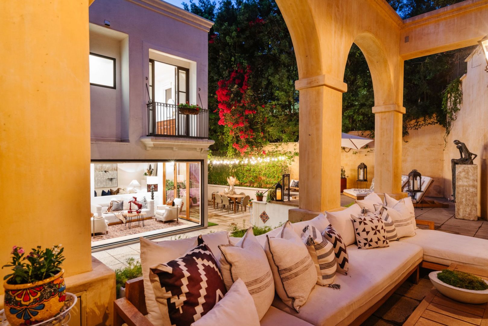 Tak wygląda dom w Hollywood, który należy do piosenkarki Camilli Cabello. Zdjęcia: Neue Focus, www.compass.com. Źródło: TopTenRealEstateDeals.com