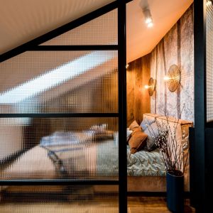 Sypialnia za przeszkloną, loftową ścianką. Projekt: Ewa Tarapata Architekt Wnętrz. Fot. Mateusz Gąska