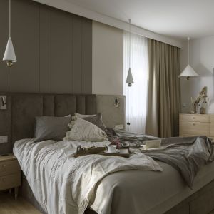Piękne wiszące lampy w sypialni. Projekt wnętrza: Malwina Morelewska. Zdjęcia: Yassen Hristov