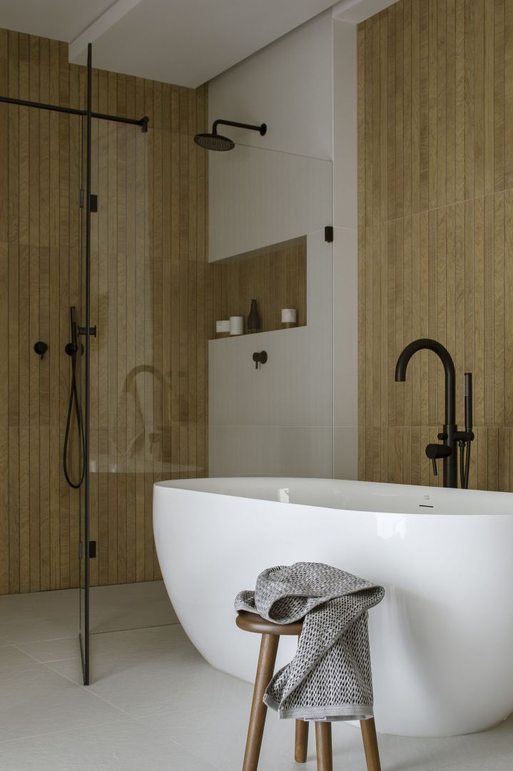 Oprócz wanny w łazience jest też prysznic bez brodzika. Projekt wnętrza: Malwina Morelewska. Zdjęcia: Yassen Hristov