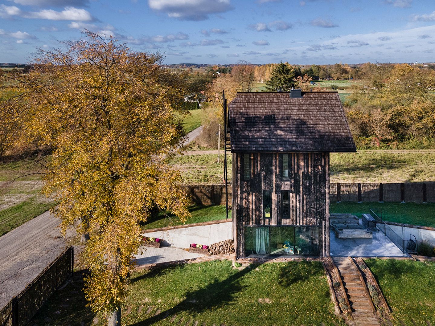 Dom wiatrak znajduje się w okolicy Lubartowa (woj. lubelskie). Projekt: Michał Kucharski, Mateusz Piwowarski, o4architekci. Zdjęcia: Rafał Chojnacki Fotografia Architektury