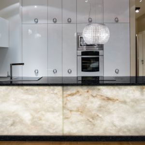 Onyx White Crystal w roli okładziny wyspy kuchennej. Fot. mat. prasowe Interstone