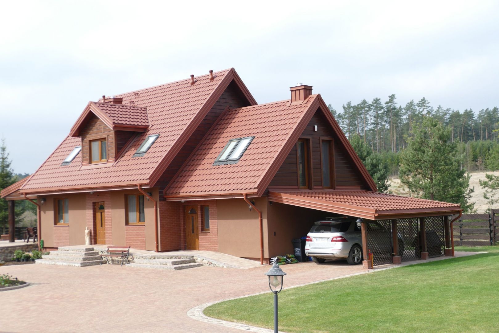 Dachówka ceramiczna sprawdzona na przestrzeni wieków po dziś dzień jest synonimem piękna i naturalnego bezpieczeństwa. Fot. Dachy Stachurski Sylwia Zalewska-Stachurska