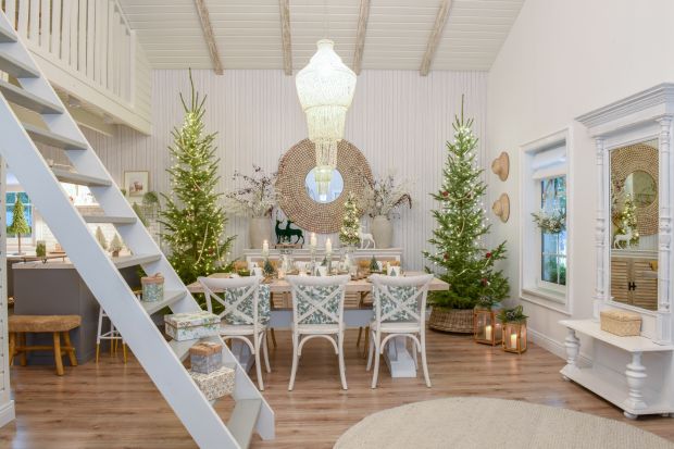 Niezwykle urokliwy i pełen magii, a przy tym przytulny i niebanalny. Dom influencerki Kasi Stefaniak jest już gotowy na święta. Zachwycające bożonarodzeniowe dekoracje zdobią salon, jadalnię oraz sypialnię. Zobacz piękne, świąteczne wnętrze!