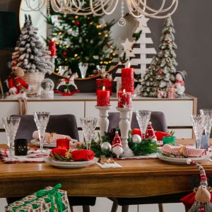 Kolorem dominującym w dekoracji świątecznego stołu jest czerwień. Fot. Salony Agata