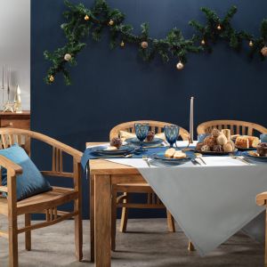 Niebieski to główny kolor wykorzystany w aranżacji świątecznego stołu. Fot. Dekoria.pl