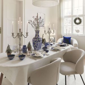 Aranżacja świątecznego stołu z wykorzystaniem koloru niebieskiego, bieli i beżu. Fot. WestwingNow.pl