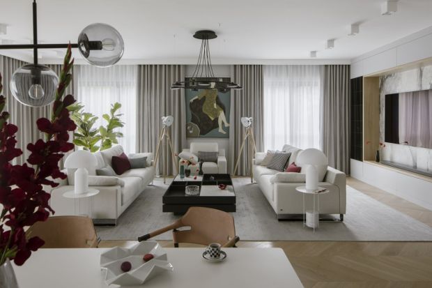 Eleganckie mieszkanie znajduje się na warszawskim Mokotowie. Zajmuje całą kondygnację w luksusowym apartamentowcu. Na powierzchni 283 metrów kwadratowych królują proste i jednocześnie eleganckie formy i szlachetne materiały.