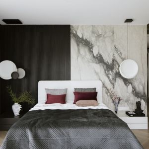 Ściana za wezgłowiem łóżka w sypialni wykończona jest dwoma zupełnie innymi materiałami. Projekt: MIKOŁAJSKAstudio. Zdjęcia:  Yassen Hristov. Stylizacja: Anna Salak