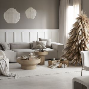 Świąteczne dekoracje w bieli jasnym salonie. Fot. WestwingNow.pl