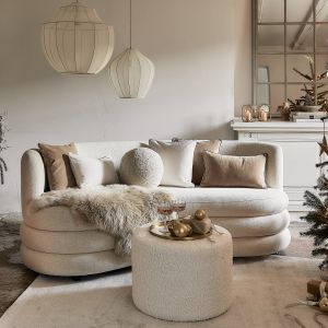 Świąteczny, biały salon w ciepłym, przytulny wydaniu. Fot. WestwingNow.pl