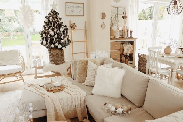Jak wykorzystać kolor biały w świątecznej dekoracji domu? Jakie ozdoby wybrać? Z czym łączyć biel w świątecznych aranżacjach? Radzi i podpowiada projektantka Beata Ignasiak.
