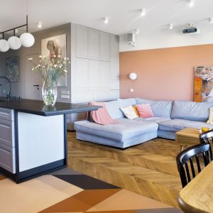 Część wypoczynkową oddziela od kuchni elegancka wyspa kuchenna. Projekt: Ewa Tarapata Architekt Wnętrz. Fot. Katarzyna Wrona