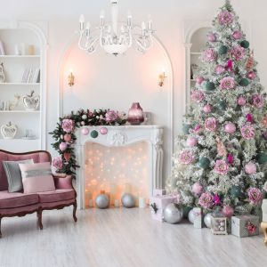 Świąteczne dekoracje pięknie łączące bieli i korlo różowy. Fot. Eurofirany