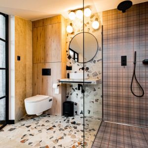 Mała łazienka z prysznicem bez brodzika. Projekt: Ewa Tarapata Architekt Wnętrz. Fot. Mateusz Gąska