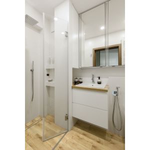 Mała łazienka z prysznicem bez brodzika. Projekt: Justyna Mojżyk, poliFORMA. Fot. Monika Filipiuk-Obałek