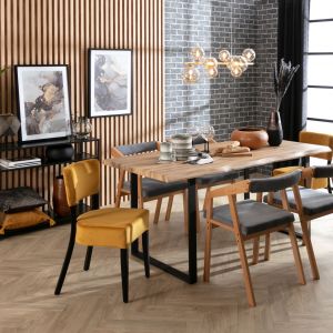 Do salonu w industrialnym stylu nada się stół z drwanianym blatem i metalową podstawą w czarnym kolorze. Fot. Salony Agata