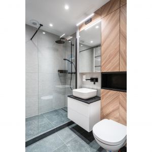 Mała łazienka z prysznicem bez brodzika w nowoczesnym stylu. Projekt i zdjęcia: KODO Projekty i Realizacje Wnętrz