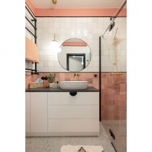 Mała łazienka z dużym lustrem i z dodatkiem koloru. Projekt i zdjęcia: KODO Projekty i Realizacje Wnętrz