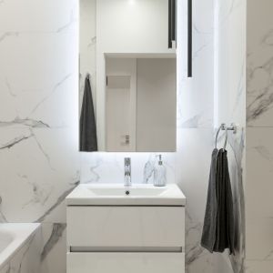 Mała łazienka w białym kolorze. Projekt i zdjęcia: KODO Projekty i Realizacje Wnętrz