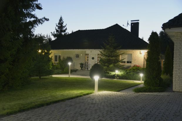 Ogród z pięknym oświetleniem. Zobacz wygodny dom na Śląsku!