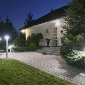 Wygodny dom o klasycznej formie z dużym, pięknie i praktycznie oświetlonym ogrodem. Fot. Plast-Met Systemy Ogrodzeniowe