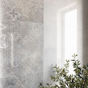 Nowoczesna łazienka z motywem betonu. W projekcie zastosowano płytki z kolekcji Concrete marki Ceramica Bianca. 