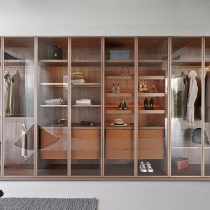 Pomysł na garderobę w sypialni, która przypomina elegancką sklepową witrynę. Zdjęcia: Tom Kurek. Producent: Zajc