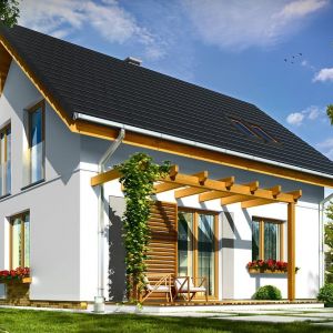 Elewację ogrodową ozdabia drewniana pergola nad tarasem dostępnym z salonu. Projekt: arch. Michał Gąsiorowski. Fot. MG Projekt