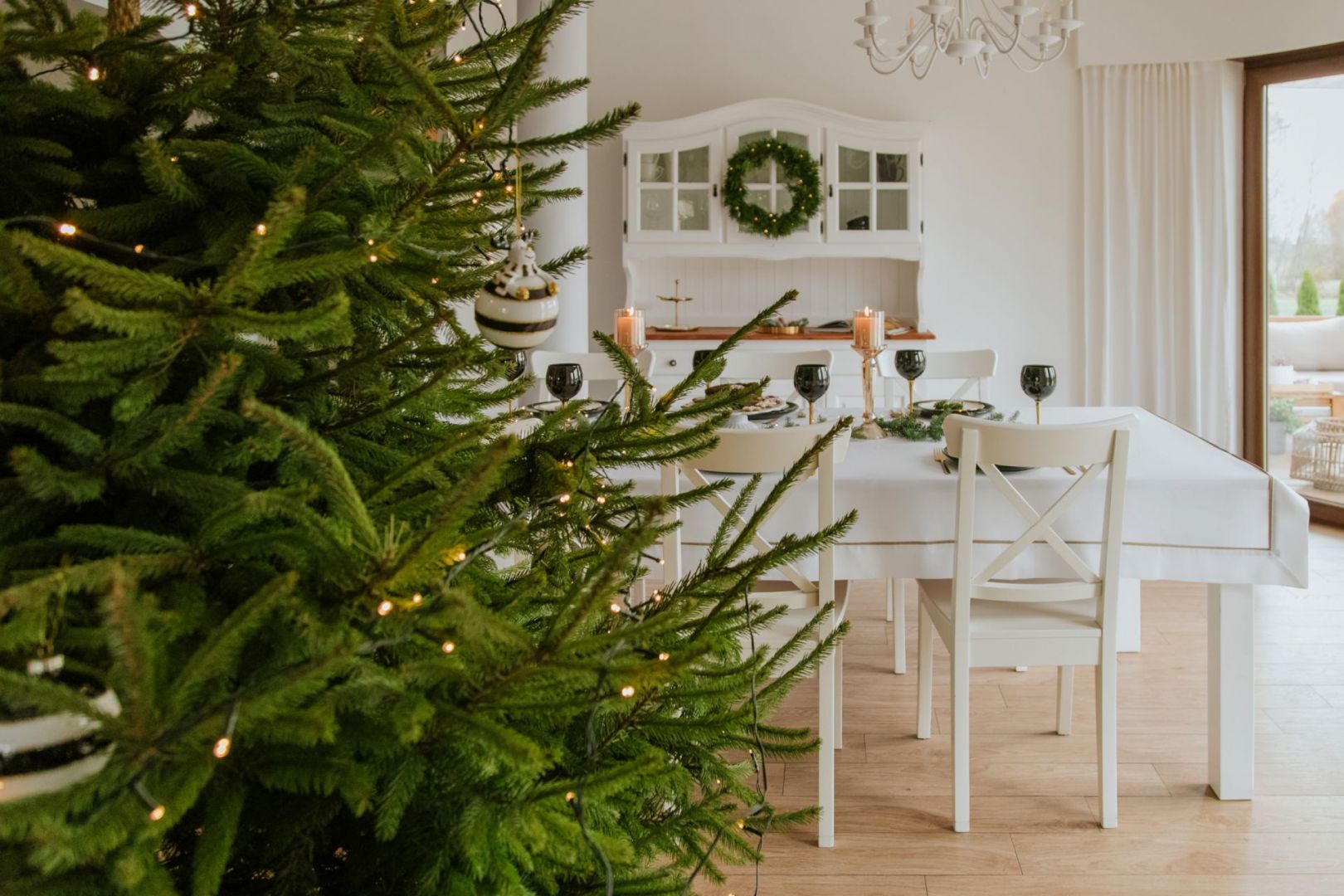 Dom na święta - Bożonarodzeniowa propozycja aranżacji domu blogerki Asi Wałęsy z @nasze.kilka.metrów. Fot. mat. prasowe home&you