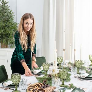 Świąteczna aranżacja stołu w zielonym i białym kolorze. Fot. Dekoria.pl