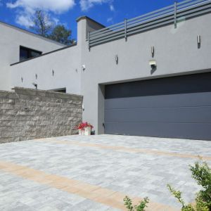 Ogrodzenie domu wykonane z bloczków betonowych Antara II. 
Fot. Polbruk