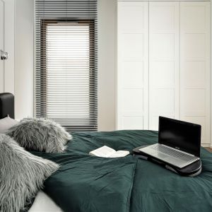 Sypialnia z czarnym tapicerowanym łóżkiem. Projekt: KODO Projekty i Realizacje Wnętrz